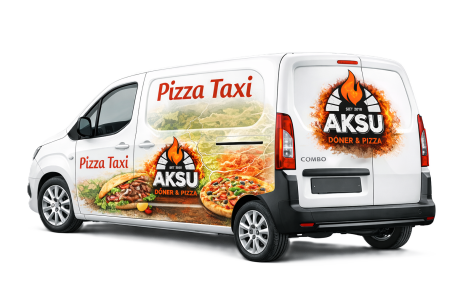 Weißer Lieferwagen mit Werbung für "Aksu Pizza Taxi" und Pizzabildern.